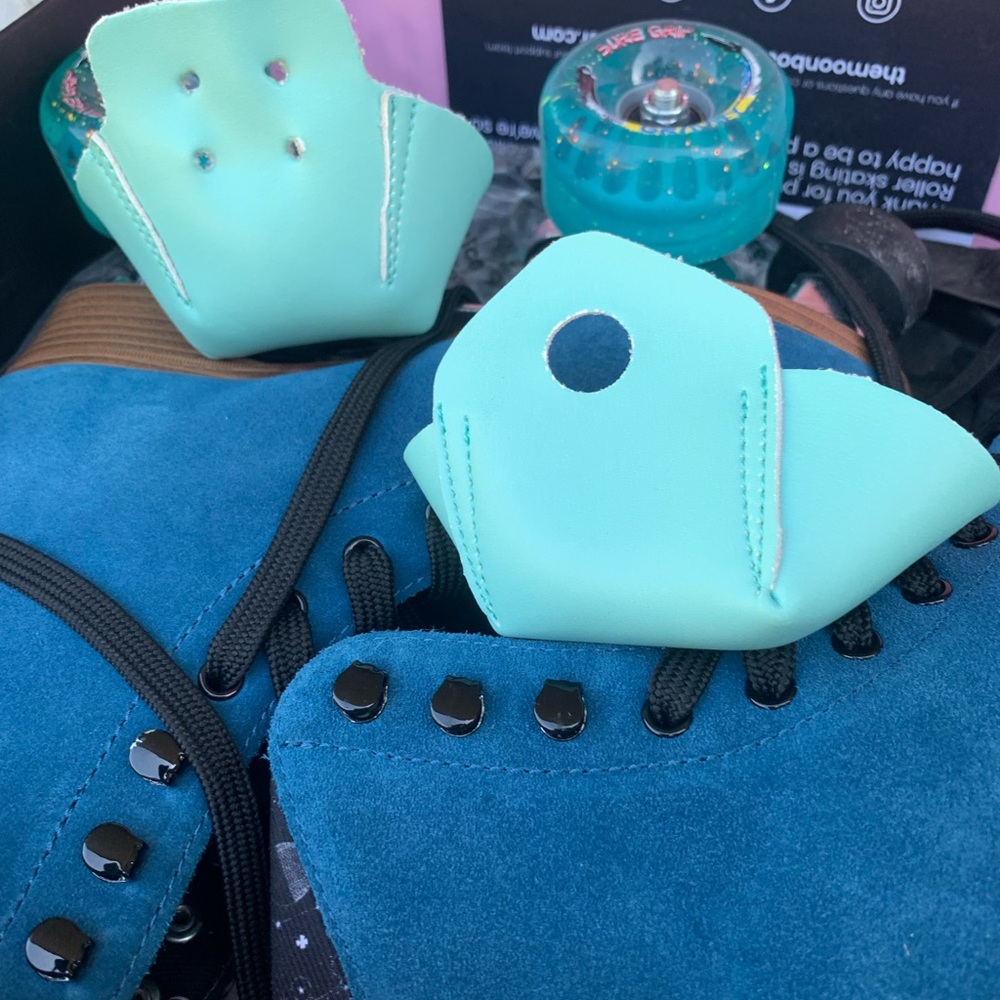 Moonlight roller skates
Orig:269.00 - Picture 10 of 16